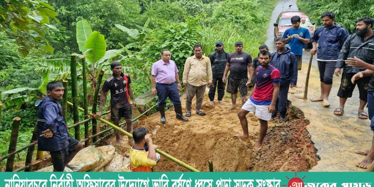 নানিয়ারচরে নির্বাহী অফিসারের উদ্যোগে ভারি বর্ষণে ধ্বসে পড়া সড়ক সংস্কার