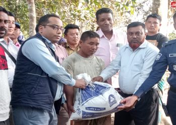 অগ্নিকাণ্ডে ক্ষতিগ্রস্ত মন্টু চাকমার পাশে দাঁড়ালো নানিয়ারচর ইউএনও