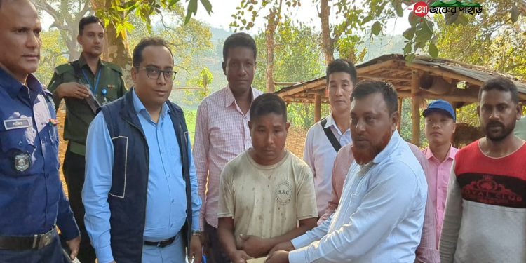 নানিয়ারচরে অগ্নিকান্ডে ক্ষতিগ্রস্ত মন্টু চাকমার পাশে দাড়াঁলেন বিএনপি সভাপতি নুরুজ্জামান