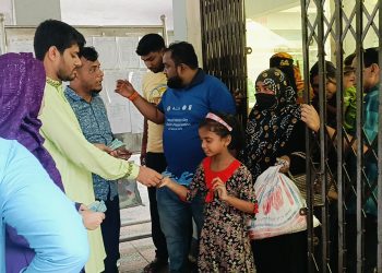 জনসাধারণের মাঝে ঈদের উপহার বিতরণ করলেন জেলা পরিষদ সদস্য মিনহাজ