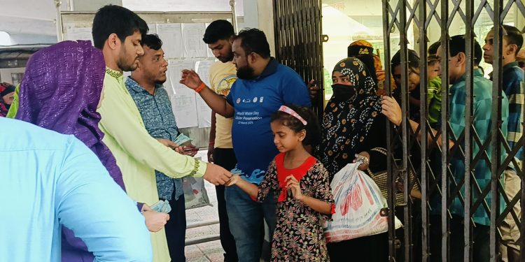 জনসাধারণের মাঝে ঈদের উপহার বিতরণ করলেন জেলা পরিষদ সদস্য মিনহাজ