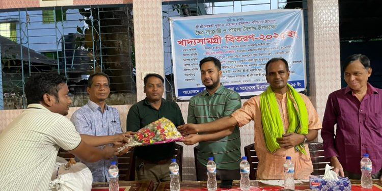 সরস্বতী পূজায় রাঙ্গামাটি জেলা পরিষদের সদস্য হাবীব আজমের খাদ্য সামগ্রী বিতরণ