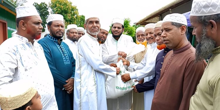 বাঘাইছড়িতে আগুনে ক্ষতিগ্রস্তদের মাঝে খাঁজা’র উপহার