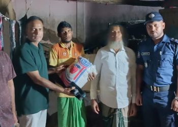 বসতঘর ধ্বসে নানিয়ারচরে অসহায় পরিবারের পাশে থানার ওসি