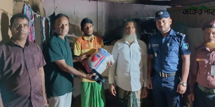 বসতঘর ধ্বসে নানিয়ারচরে অসহায় পরিবারের পাশে থানার ওসি