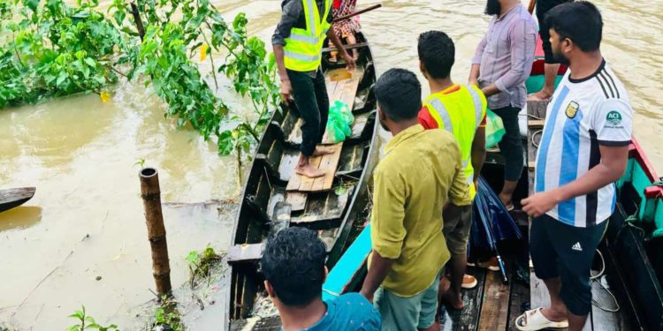 বাঘাইছড়িতে বন্যার্তদের মাঝে নাহিদুল’র ত্রাণ সামগ্রী