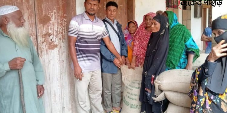 নানিয়ারচরে ক্ষতিগ্রস্ত ১০০পরিবারের মাঝে পৌঁছেছে ত্রান সহায়তা