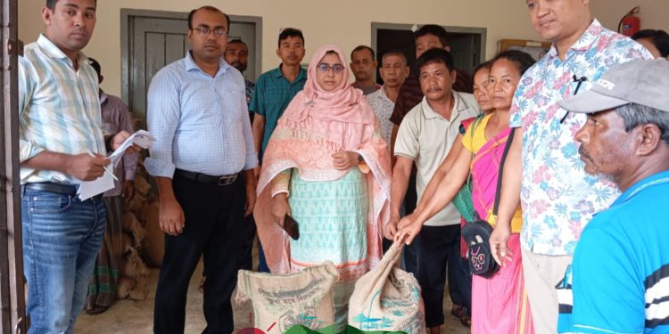 নানিয়ারচরে টানা বর্ষণে ক্ষতিগ্রস্ত পরিবারের মাঝে চাল বিতরণ