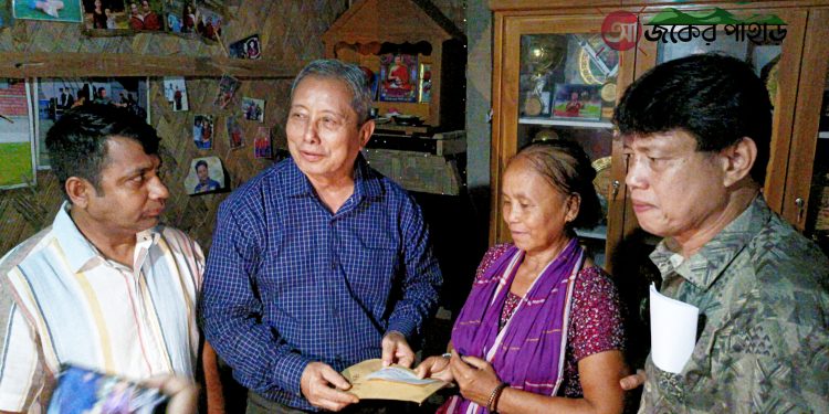 ঋতুপর্ণার অসুস্থ মায়ের পাশে জেলা পরিষদ চেয়ারম্যান