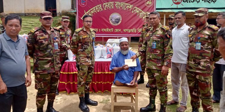 বাঘাইহাটে বন্যার্ত ও অসহায় মানুষের মাঝে সেনাবাহিনীর ত্রাণ ও আর্থিক সহায়তা বিতরণ