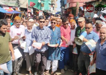 সাপ্তাহিক হাটে আসা পথচারীদের মাঝে দীপেন দেওয়ানের লিফলেট বিতরণ