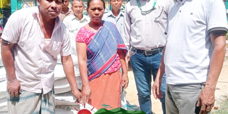 নানিয়ারচরে প্রমোদ খীসার ভিজিডি চাল বিতরণ