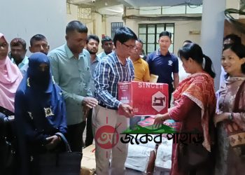 রাঙামাটিতে জেলা পরিষদের সেলাইমেশিন বিতরণ