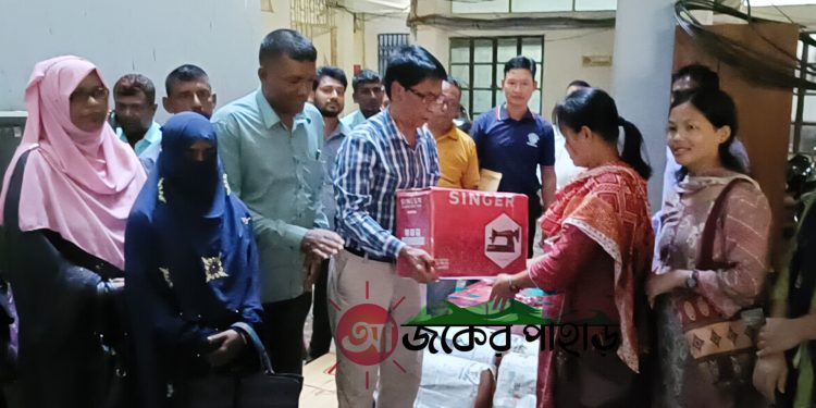 রাঙামাটিতে জেলা পরিষদের সেলাইমেশিন বিতরণ
