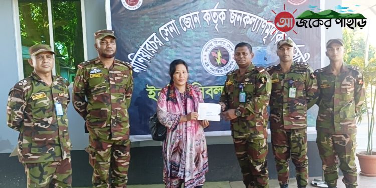 নিহত জীতেশ দেওয়ানের মায়ের পাশে নানিয়ারচর জোন