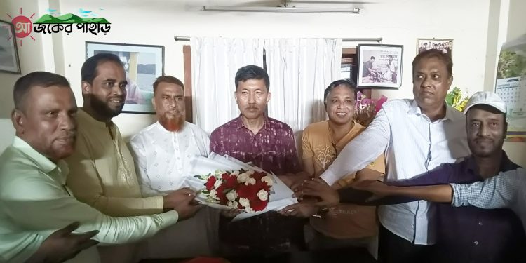 দলীয় মনোনয়ন পাওয়ায় দীপেন দেওয়ান কে রাঙামাটি কাঠ ব্যবসায়ী সমিতির ফুলেল শুভেচ্ছা
