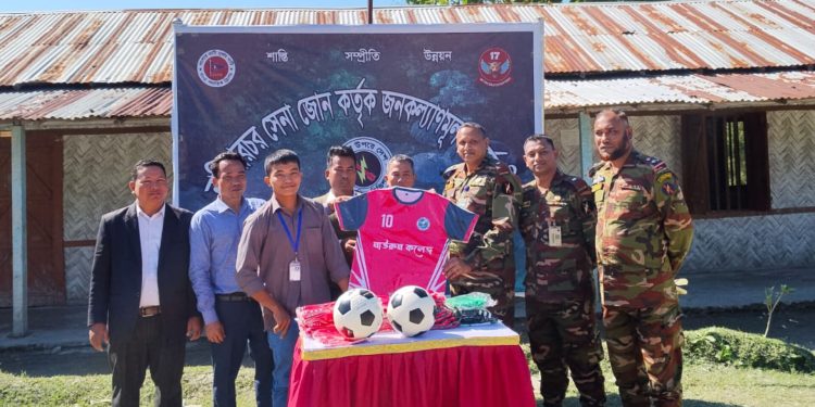 মাউরুম কলেজে সেনাবাহিনীর ক্রীড়া সামগ্রী বিতরণ