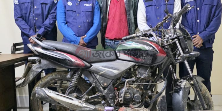 লংগদুতে বিপুল পরিমাণ মালামাল সহ চোর আটক