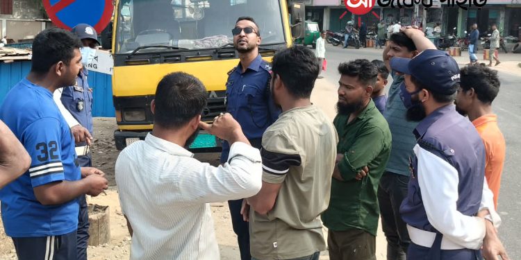 অবৈধ পার্কিং রোধে রাঙামাটিতে ট্রাফিক পুলিশের অভিযান