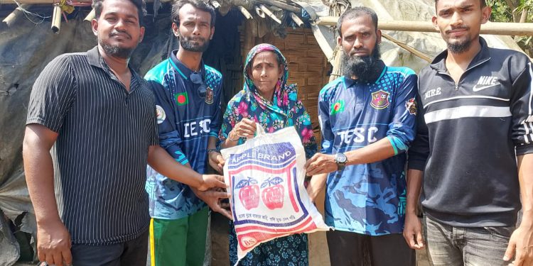 ইসলামপুর একতা স্পোর্টিং ক্লাব উদ্যোগে ঈদ উপহার