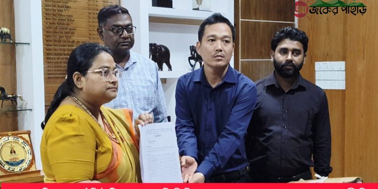 রাঙামাটির ডিসি কে ফার্মাসিউটিক্যালস প্রতিনিধিদের স্মারকলিপি