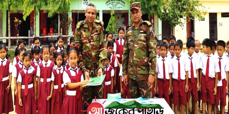 সেনাবাহিনীর উদ্যোগে নানিয়ারচরে শিক্ষা উপকরণ বিতরণ
