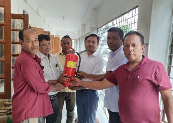 নানিয়ারচরে ইউএনও’র অগ্নিনির্বাপক যন্ত্র বিতরণ