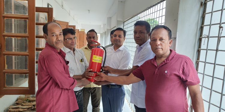 নানিয়ারচরে ইউএনও’র অগ্নিনির্বাপক যন্ত্র বিতরণ