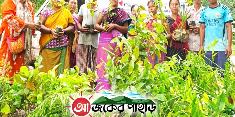 নানিয়ারচরে জীববৈচিত্র্য সংরক্ষণ দলের মাঝে চারা বিতরণ
