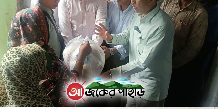 রাঙামাটিতে আশ্রয়নকেন্দ্র পরিদর্শনে সাবেক পার্বত্যমন্ত্রী দীপেন দেওয়ান