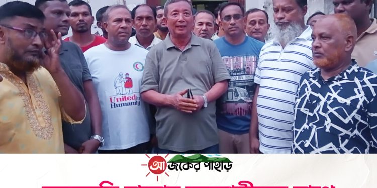 তবলছড়ি বাজার ব্যবসায়ীদের সাথে জেলা পরিষদ চেয়ারম্যানের কুশল বিনিময়