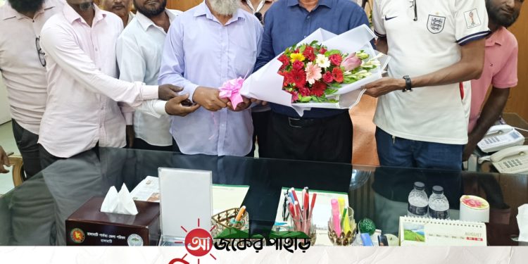 জেলা পরিষদ চেয়ারম্যানের সঙ্গে নানিয়ারচর মৌসুমী ফল ব্যবসায়ী সমিতির শুভেচ্ছা বিনিময়