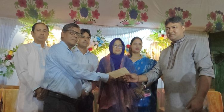 জগন্নাথ মন্দিরে জেলা প্রশাসকের অনুদানের চেক বিতরণ করলো নানিয়ারচরের ইউএনও