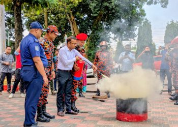 রাঙামাটিতে আন্তর্জাতিক দুর্যোগ প্রশমন দিবস ঘিরে ফায়ার সার্ভিসের মহড়া