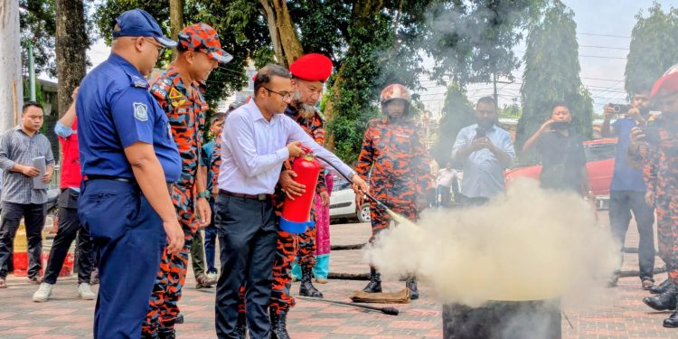 রাঙামাটিতে আন্তর্জাতিক দুর্যোগ প্রশমন দিবস ঘিরে ফায়ার সার্ভিসের মহড়া