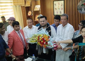 রাঙামাটি জেলা পরিষদের পক্ষ থেকে পার্বত্য প্রতিমন্ত্রীকে ফুলেল শুভেচ্ছা