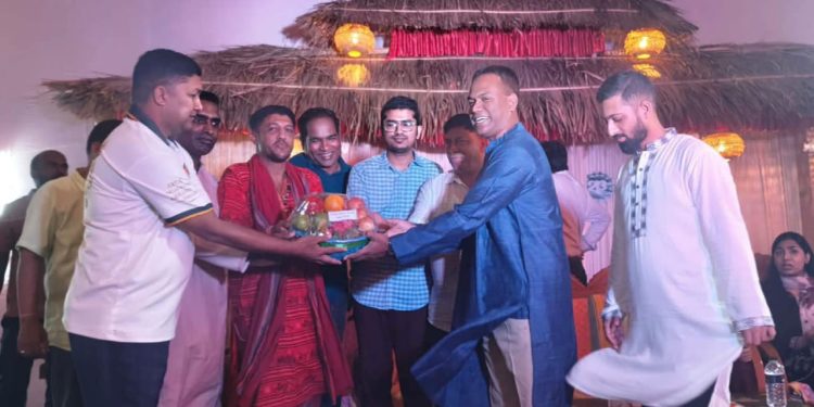 উৎসবের আনন্দ ভাগাভাগি করে নিতে পূজামণ্ডপে মহালছড়ি জোন কমান্ডার