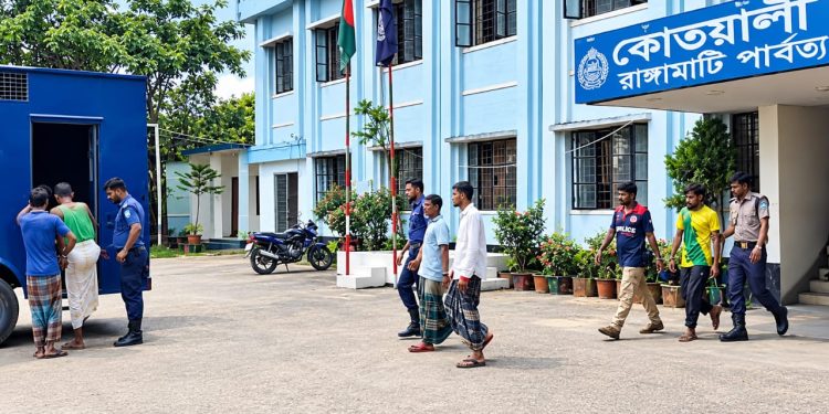 রাঙামাটিতে পুলিশের বিশেষ অভিযান, মাদক কারবারি-সেবী সহ গ্রেপ্তার ১০